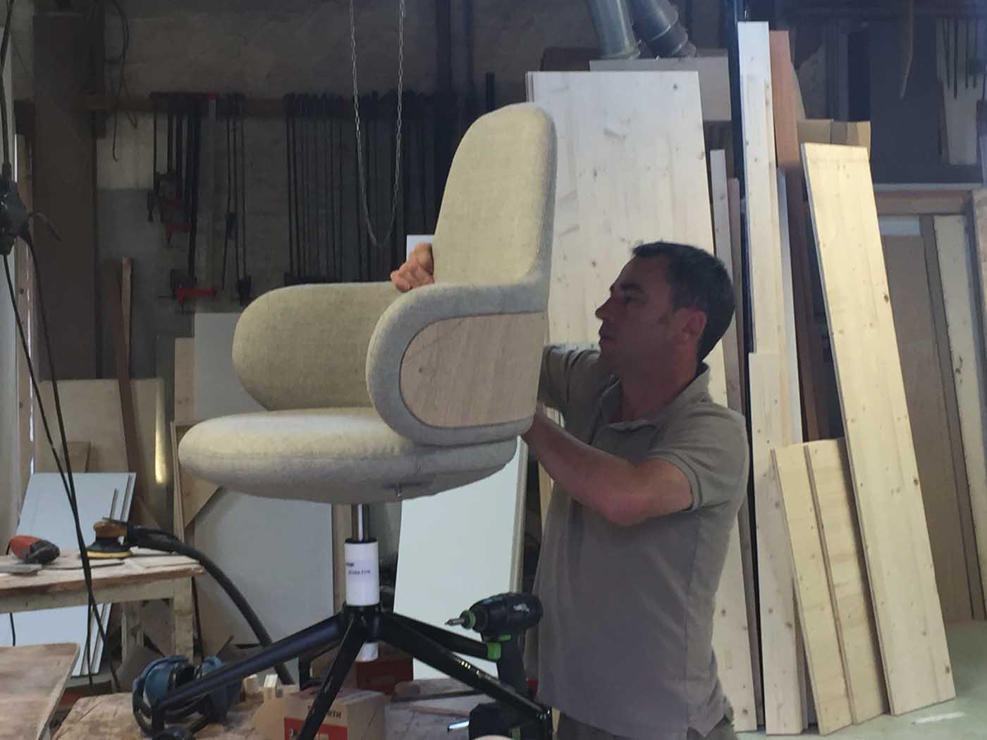 Chaise-de-bureau-chene-lan-design-iratzoki-studio-alki-11
