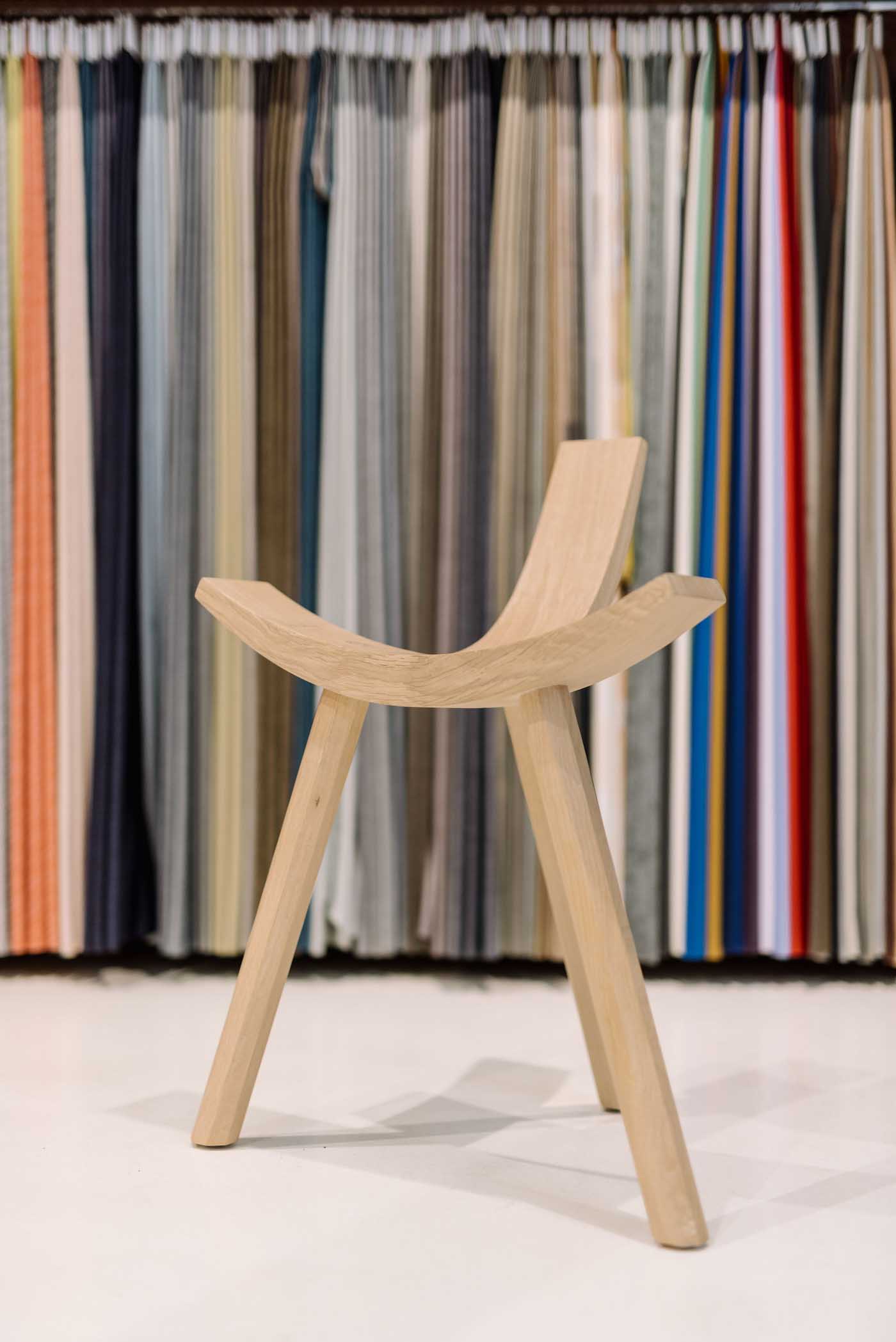 Hiruki-tabouret-chene-massif-design-iratzoki-studio-alki-02