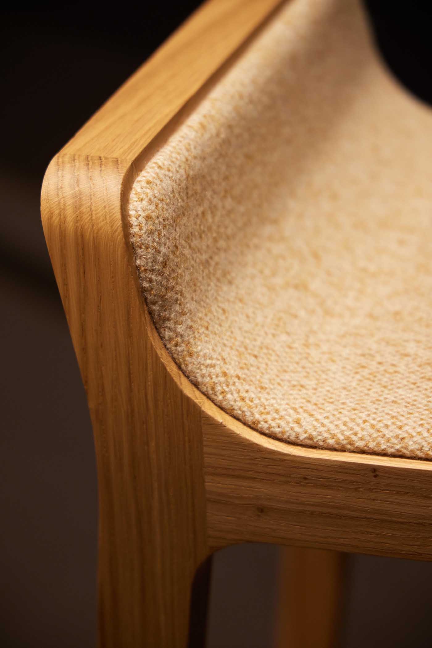 Tabouret-chene-massif-design-iratzoki-studio-emea-alki-01